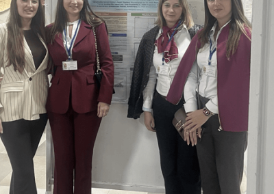 Istraživačice IRI Tamiš ispred postera na XI Simpozijumu Društva selekcionera i semenara Republike Srbije u Vrnjačkoj Banji