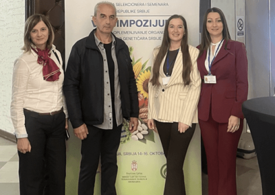 Predstavnici IRI Tamiš ispred banera XI Simpozijuma Društva selekcionera i semenara Republike Srbije u Vrnjačkoj Banji