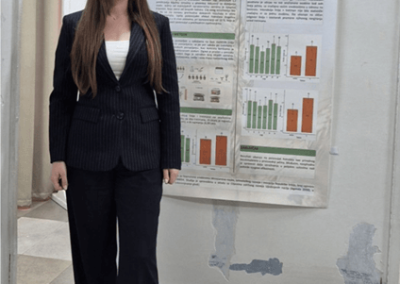 Istraživačica IRI Tamiš pored postera na poster sekciji simpozijuma u Vrnjačkoj Banji